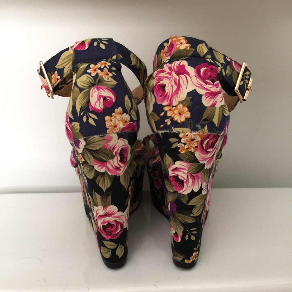 ❌SOLD ON CURTSY❌ Floral Buckle Strappy Wedges - Picture 3 of 8